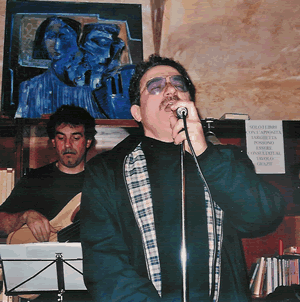 Andrea Mora canta al microfono durante un concerto