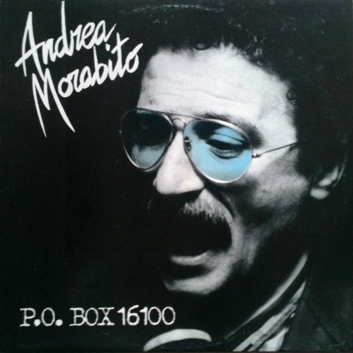 Copertina del vinile P.O. BOX 16100: Andrea, con gli occhiali azzurri, canta su fondo nero